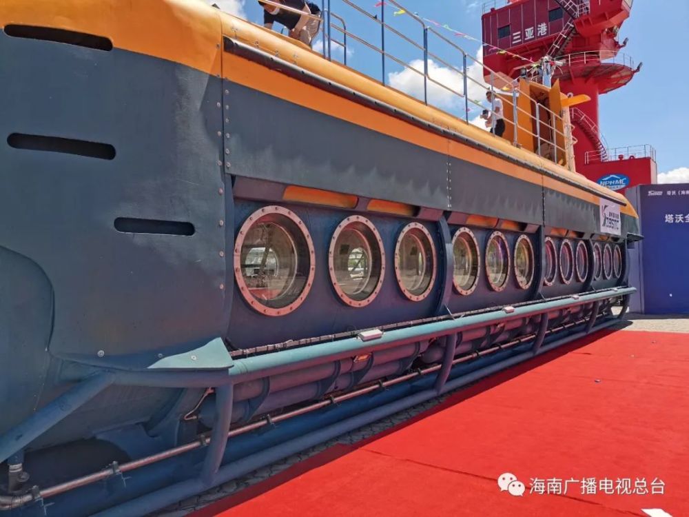 首艘国内建造全潜式大型旅游观光船亮相三亚!